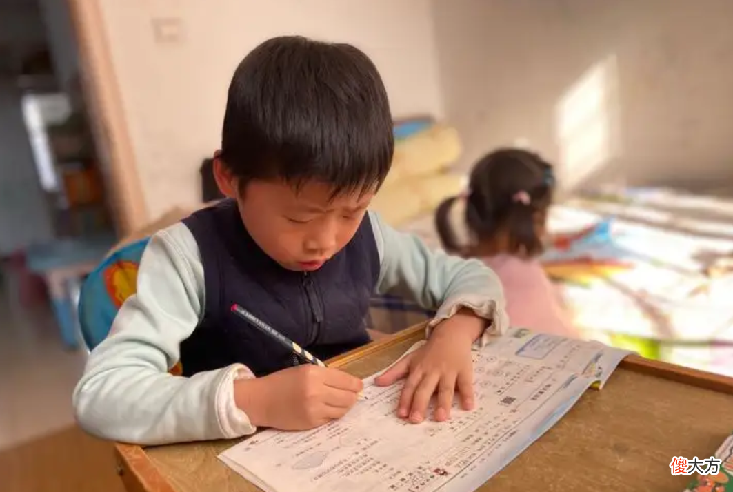 表现进步，给予孩子物质上的奖励，不是好的教育方法