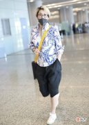 【时尚一点】花衬衫搭配奶奶灰的发色，展现中年女性的优雅气质感