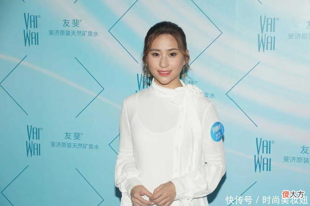 【时尚一点】号称全球“最美千金”的她，白色连衣裙配丸子头，果然美得不一般