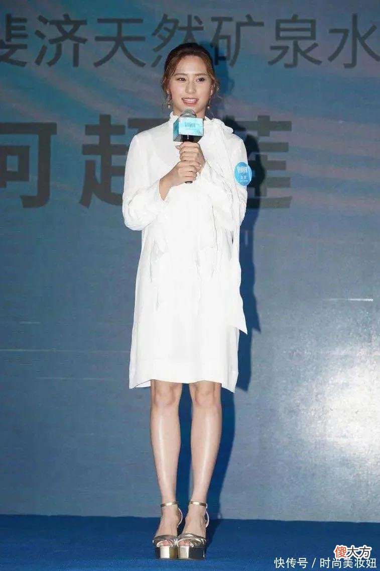 【时尚一点】号称全球“最美千金”的她，白色连衣裙配丸子头，果然美得不一般