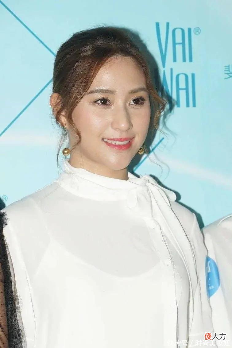 【时尚一点】号称全球“最美千金”的她，白色连衣裙配丸子头，果然美得不一般
