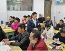 爸爸开家长会，穿着不修边幅引人注目，孩子：让我妈来就好了