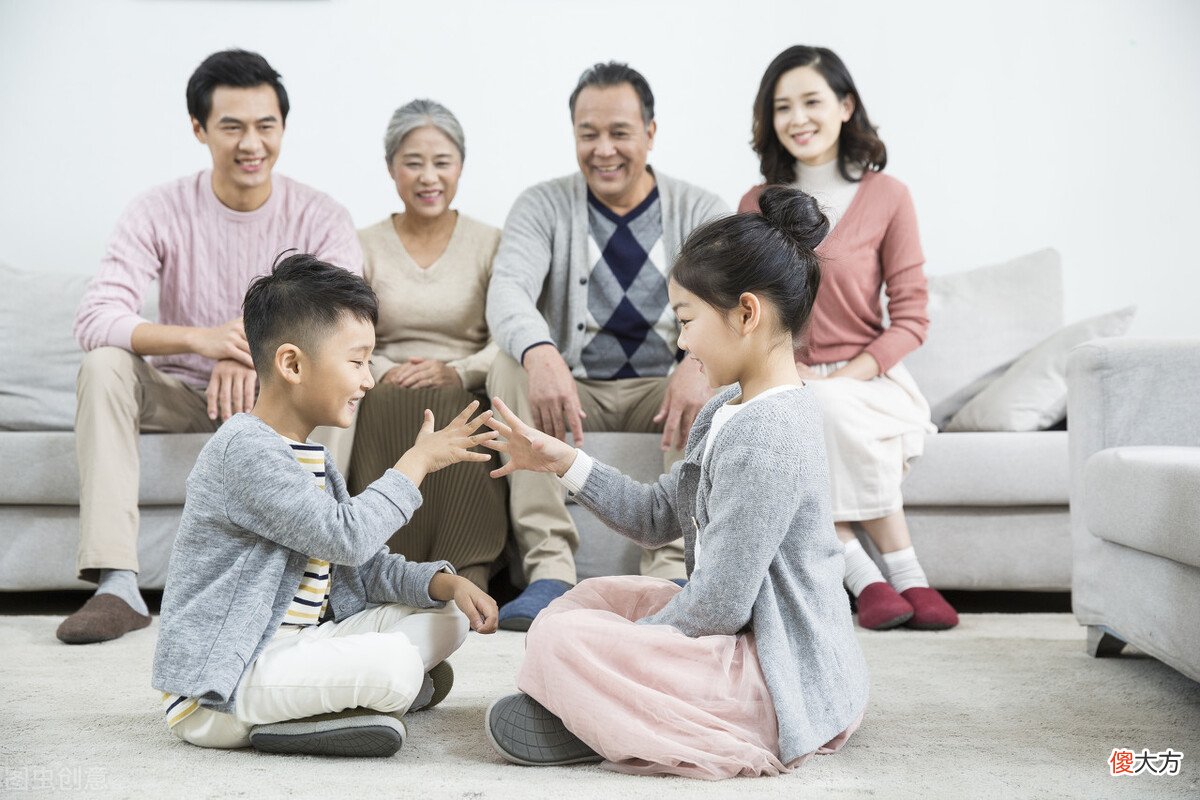 老人带孩子若有这几种行为，暗示是在假带娃，父母可要注意了