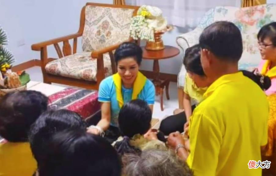 【爱历史】36岁诗妮娜高兴过头，把父母接进皇宫享福，还炫耀皇亲国戚身份