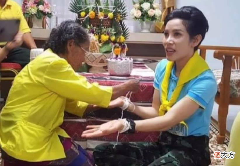 【爱历史】36岁诗妮娜高兴过头,把父母接进皇宫享福,还炫耀皇亲国戚身份