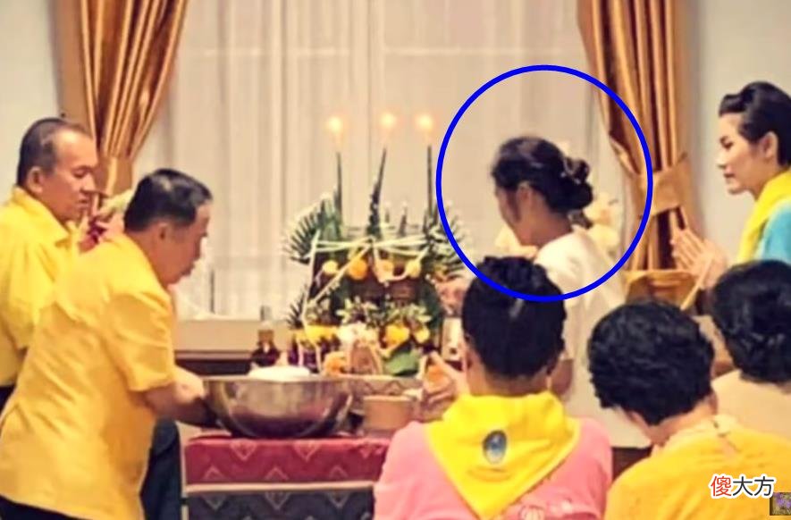 【爱历史】36岁诗妮娜高兴过头,把父母接进皇宫享福,还炫耀皇亲国戚身份