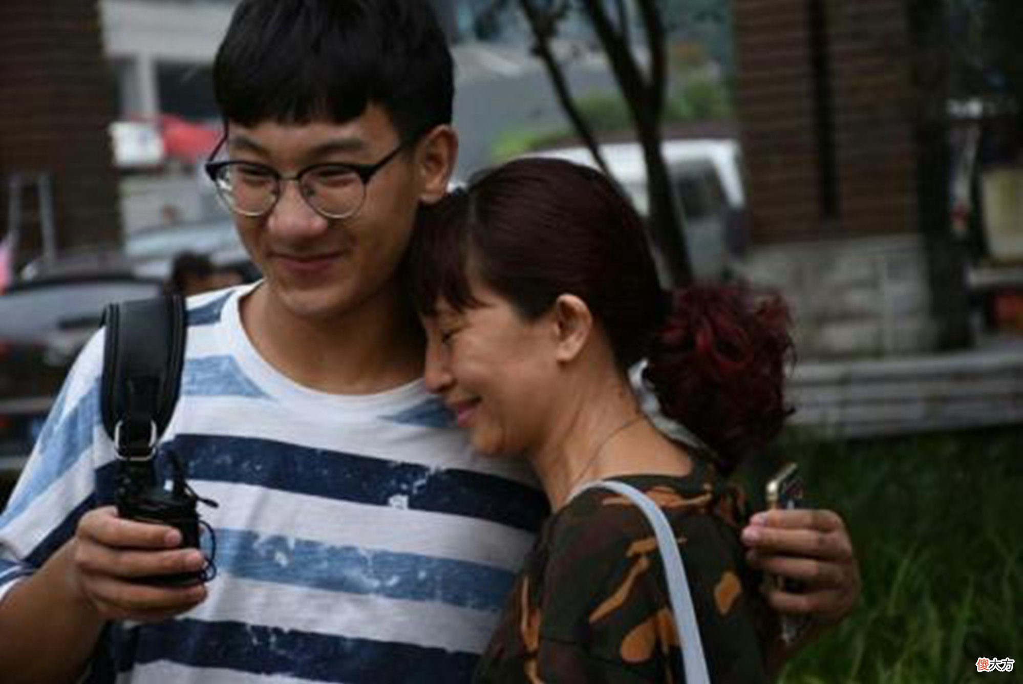 吃饭能看娃孝不孝顺?有这几种表现长大是“孝子”,你家娃有吗?