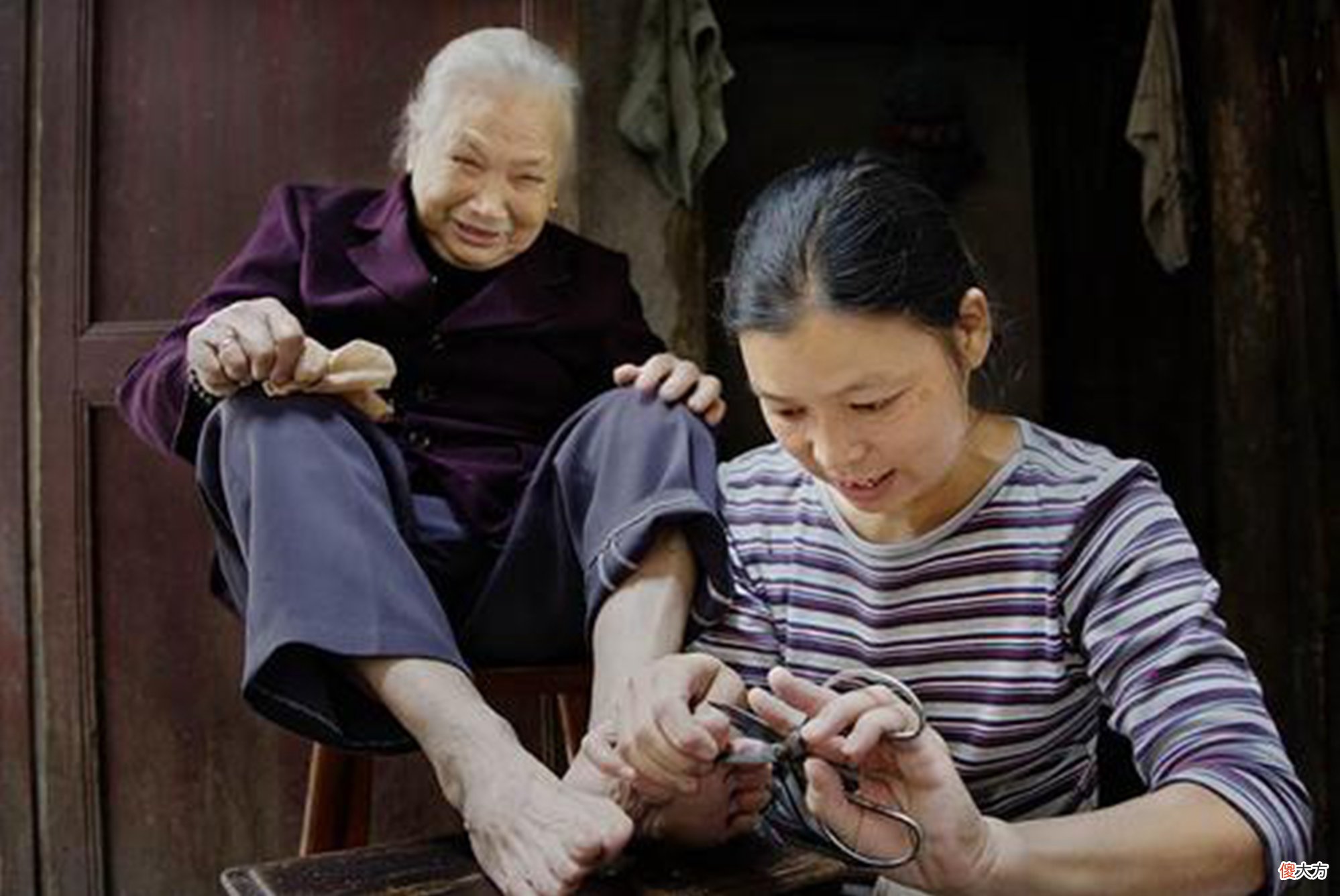吃饭能看娃孝不孝顺?有这几种表现长大是“孝子”,你家娃有吗?