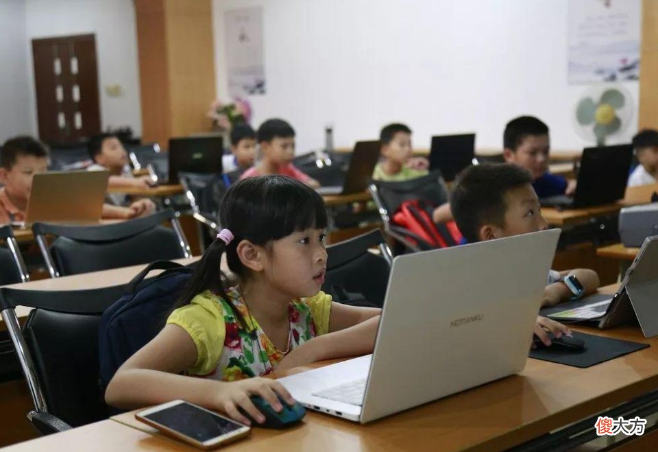 李玫瑾教授：寒假给孩子报兴趣班，不想白花钱，远离这三类