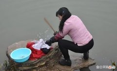 【历史故事】浙江池塘边一块搓衣板，村民使用五十年，专家一看是古代圣旨