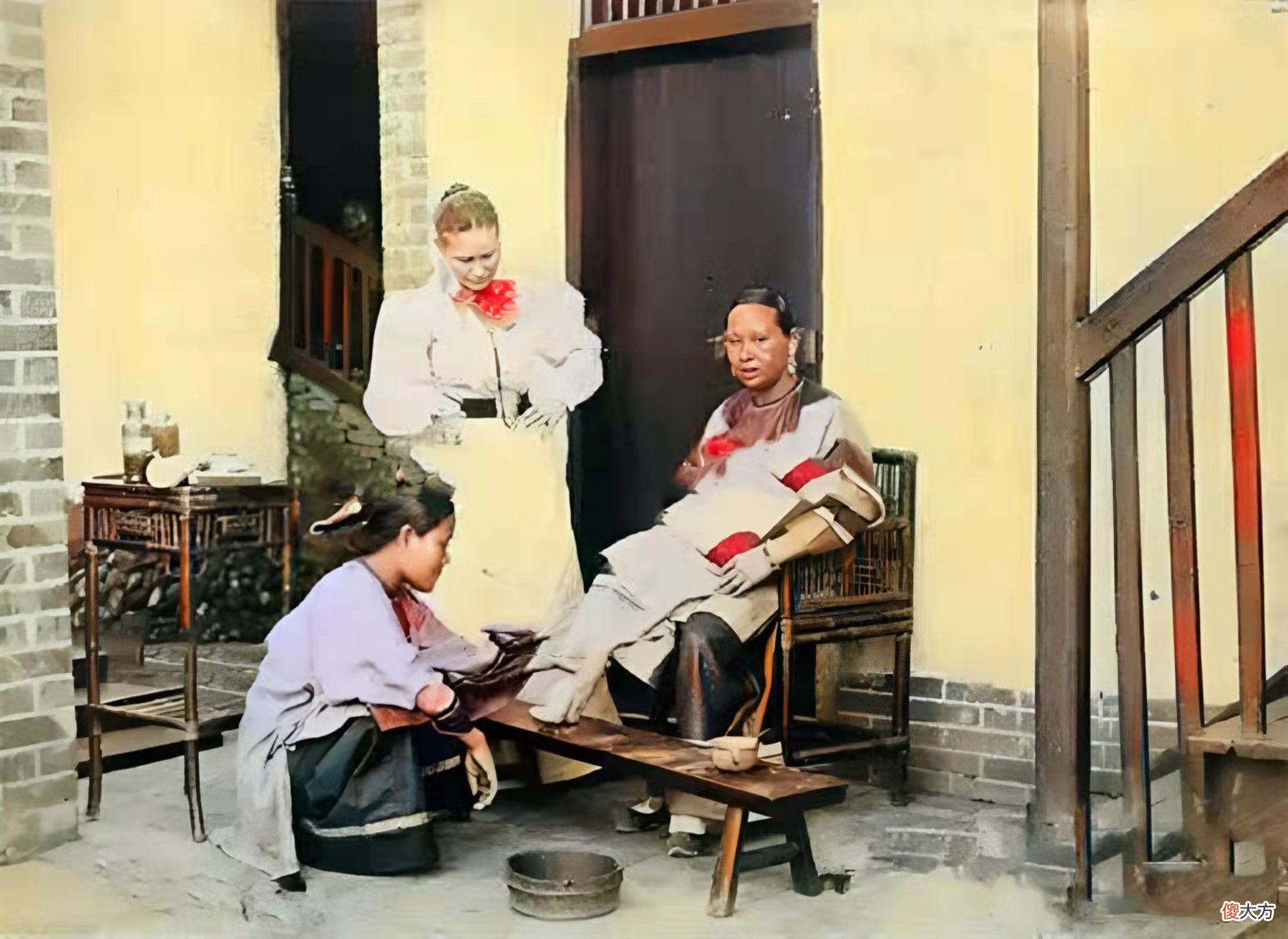 【爱历史】老照片:蒙古包外的小孩,卖杂货的清朝老人,坐独轮车的男子