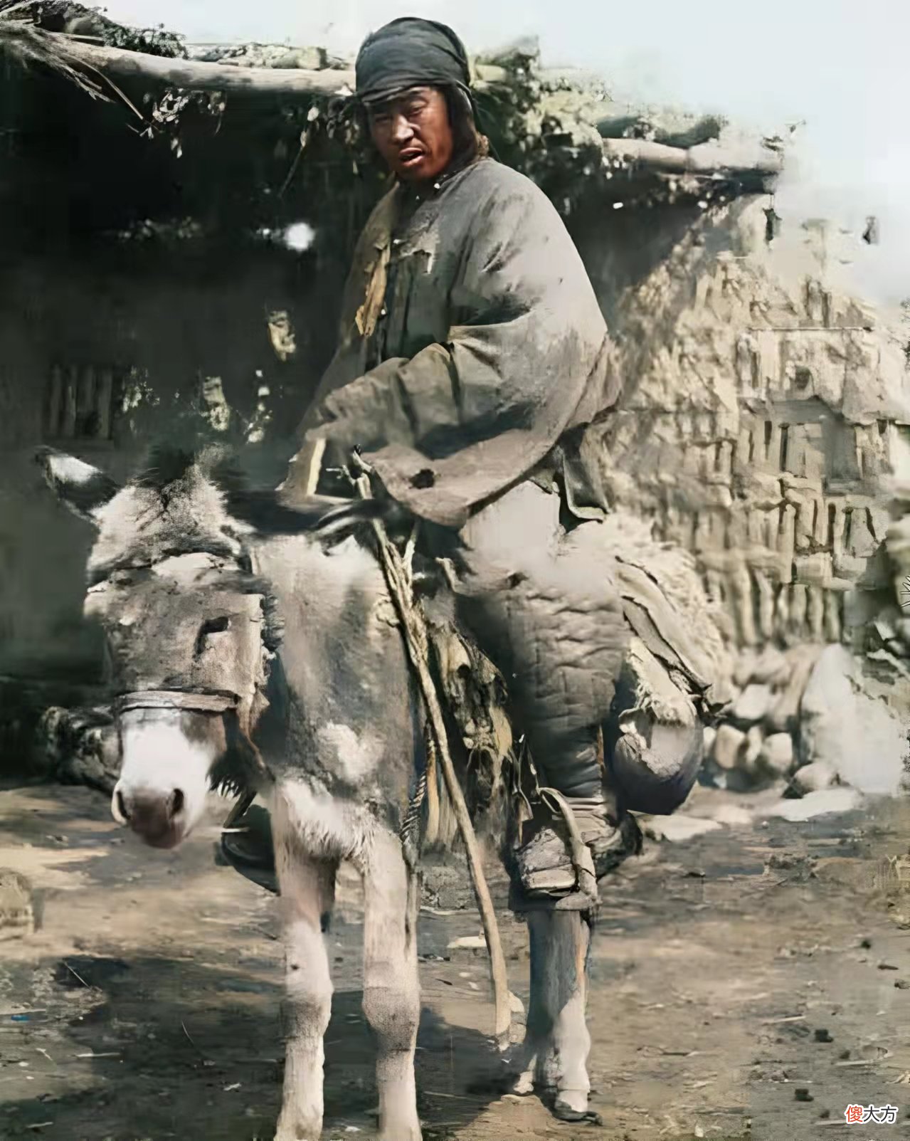 【爱历史】老照片:蒙古包外的小孩,卖杂货的清朝老人,坐独轮车的男子