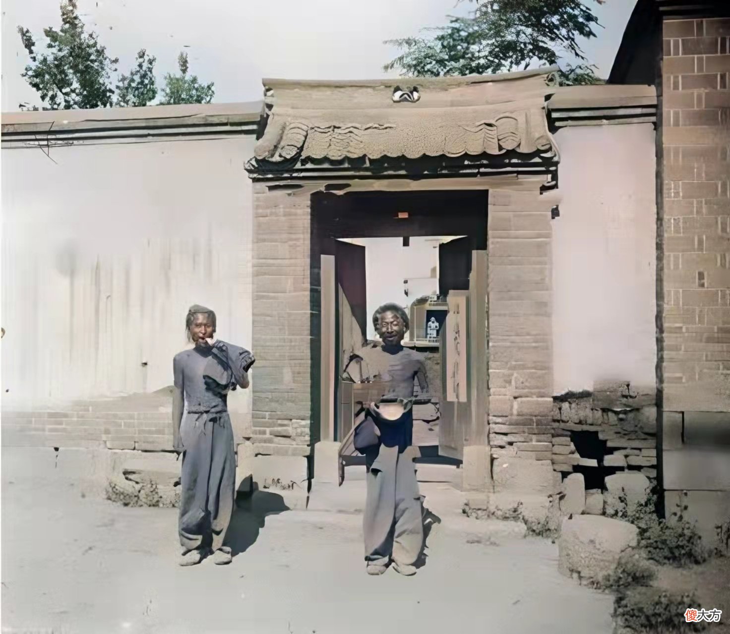 【爱历史】老照片:蒙古包外的小孩,卖杂货的清朝老人,坐独轮车的男子
