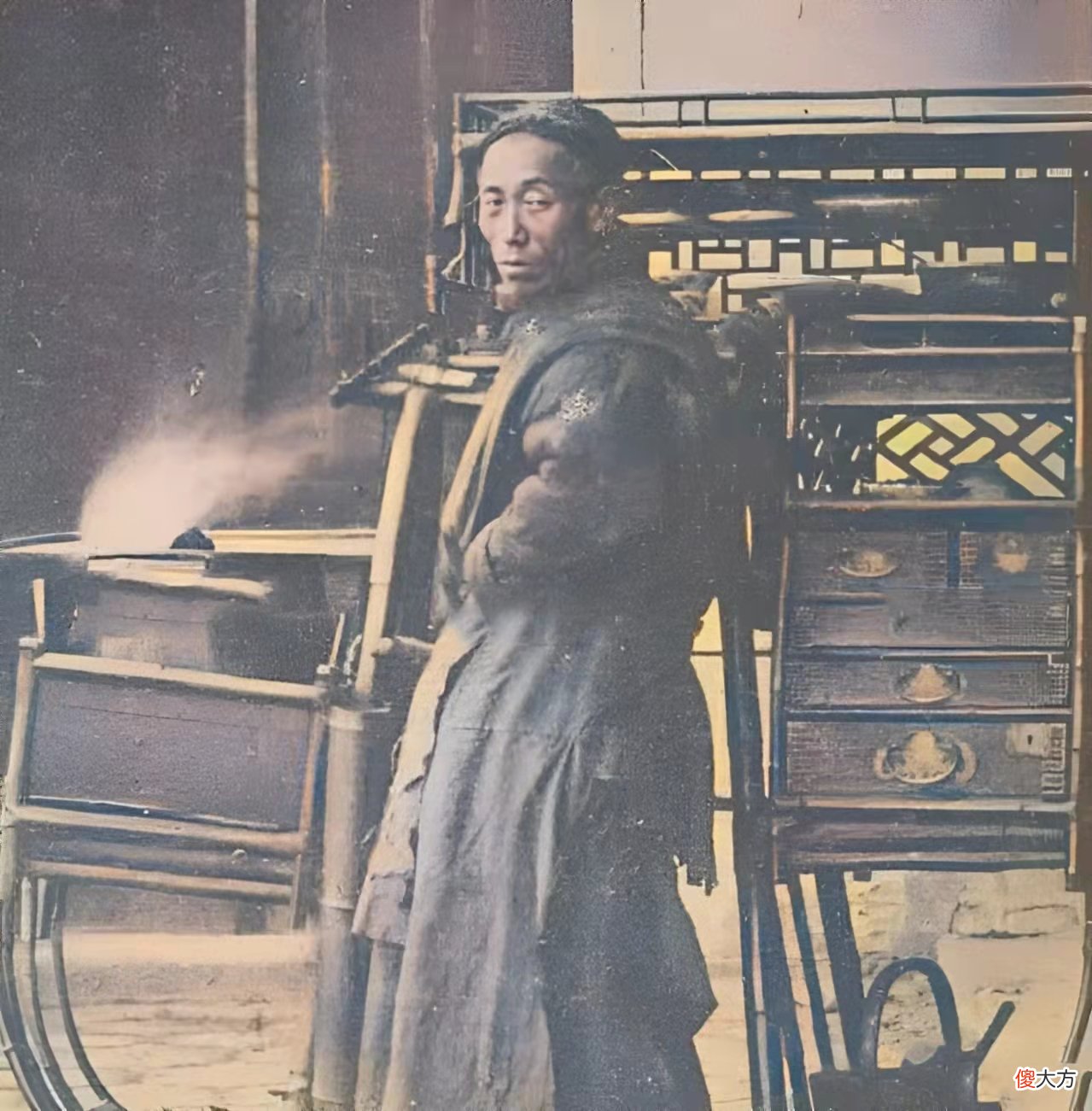 【爱历史】老照片:蒙古包外的小孩,卖杂货的清朝老人,坐独轮车的男子