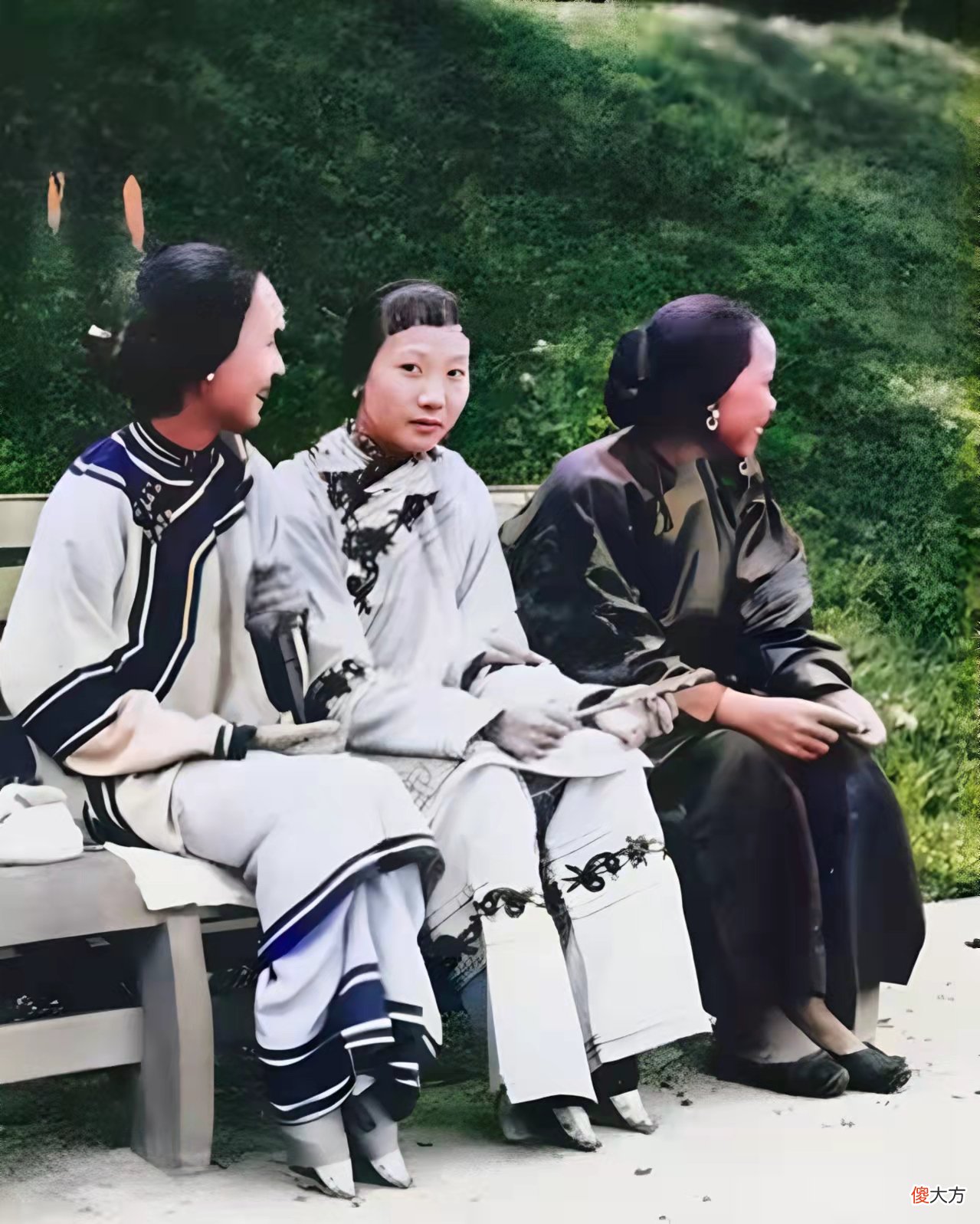 【爱历史】老照片:蒙古包外的小孩,卖杂货的清朝老人,坐独轮车的男子