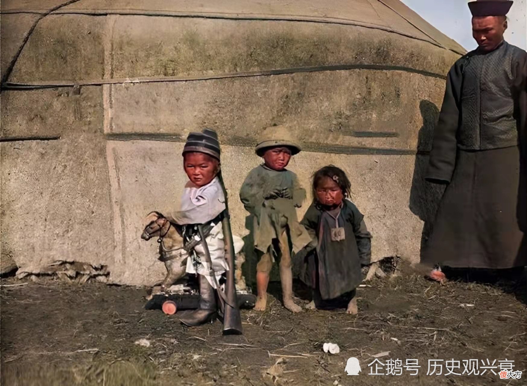【爱历史】老照片:蒙古包外的小孩,卖杂货的清朝老人,坐独轮车的男子