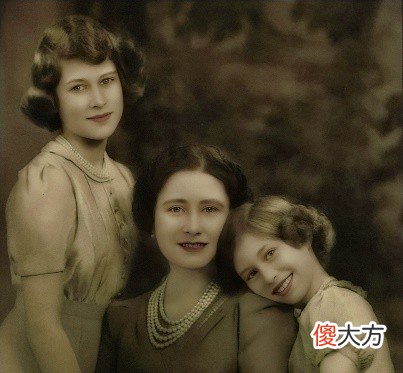 1926年，女王妈妈剖腹产女，女王也剖腹生下查尔斯，她们都很长寿