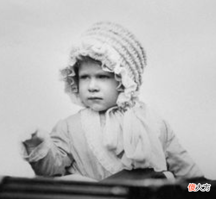 1926年，女王妈妈剖腹产女，女王也剖腹生下查尔斯，她们都很长寿