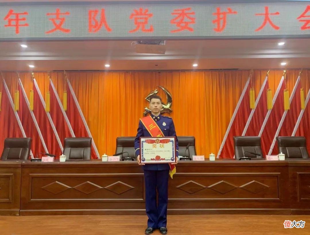 小伙24岁，老太太已是85岁高龄！相差61岁的“婚纱照”，背后故事令人泪目