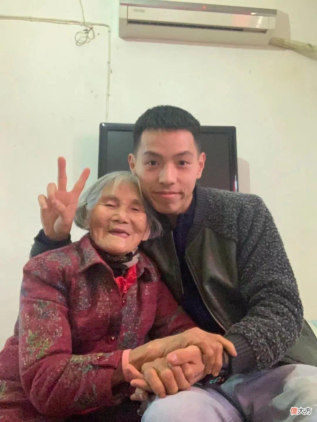 小伙24岁，老太太已是85岁高龄！相差61岁的“婚纱照”，背后故事令人泪目