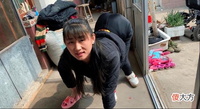24岁爬行女嫁给大22岁丈夫，2012年冒险生二胎，直言过得“漂亮”