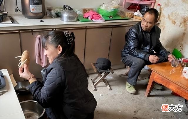 24岁爬行女嫁给大22岁丈夫，2012年冒险生二胎，直言过得“漂亮”
