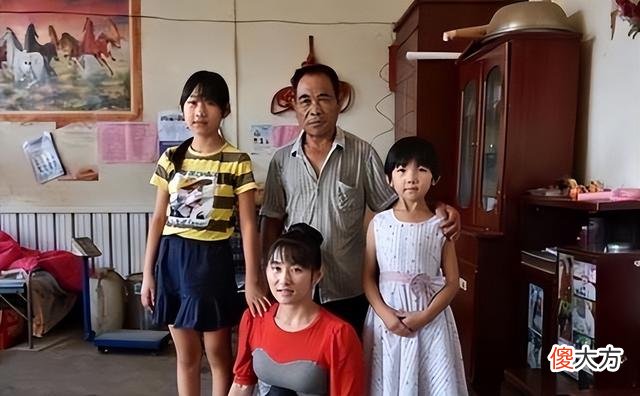24岁爬行女嫁给大22岁丈夫，2012年冒险生二胎，直言过得“漂亮”