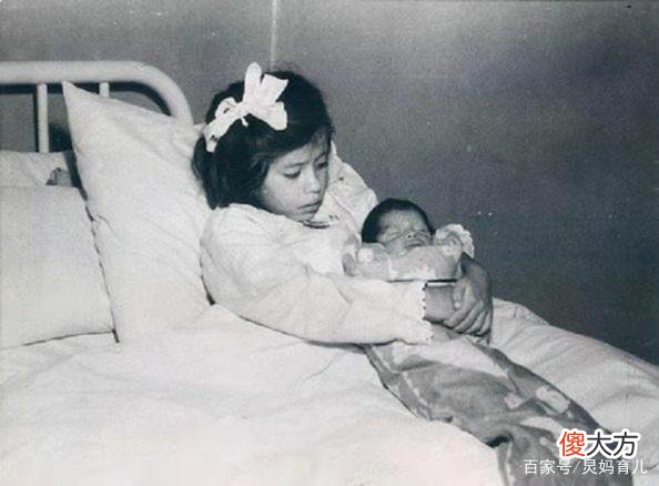 世界上最“年轻”的妈妈红了，年仅5岁就生娃，网友：小孩生小孩