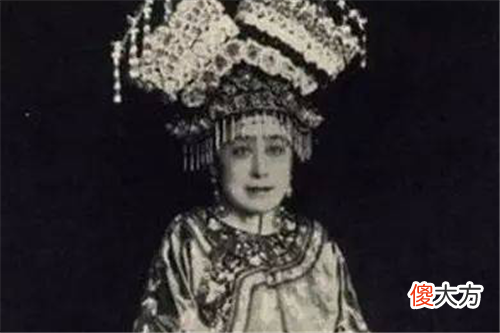 【历史故事】她是慈禧身边最美混血女官，逆慈禧懿旨嫁洋人，晚年因车祸惨死街头
