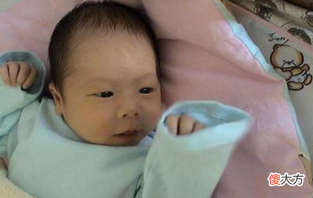 产妇出院时不能抱娃，谁带宝宝回家更“稳”？宝爸并不是最佳人选