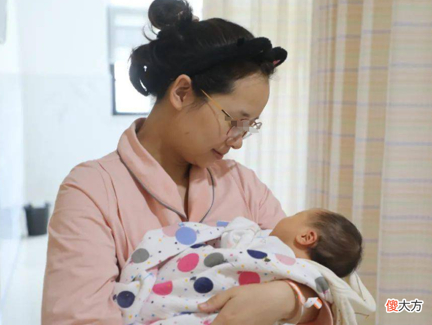 产妇出院时不能抱娃，谁带宝宝回家更“稳”？宝爸并不是最佳人选