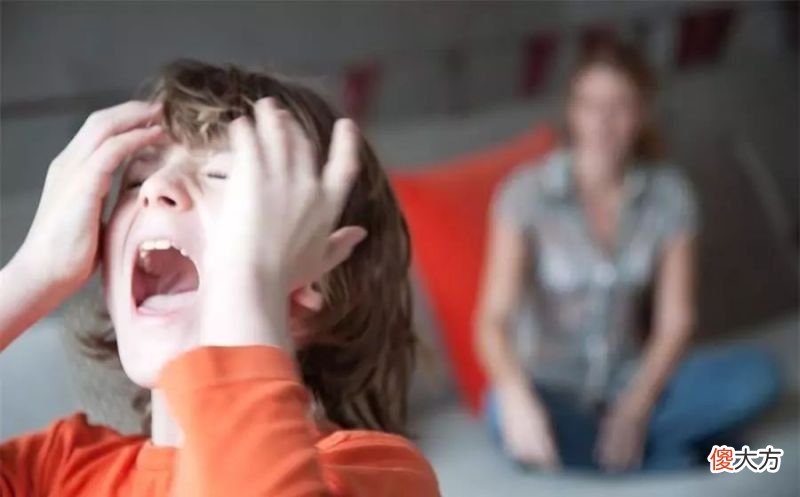 面对“暴力娃”,父母需建立“三级预警”,纠正从情绪入手