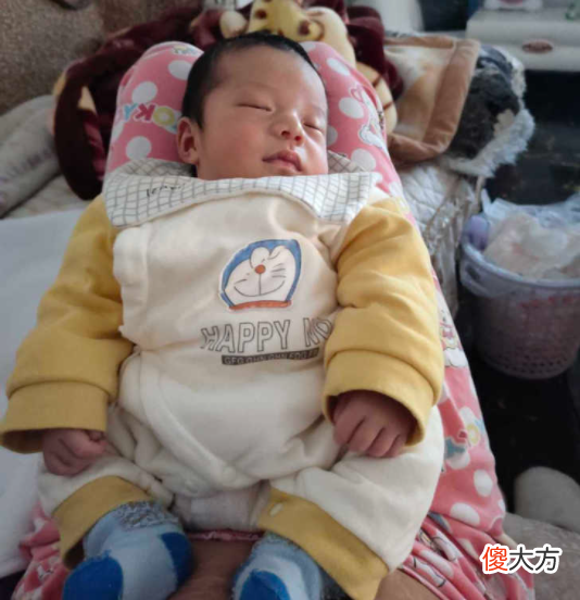 为什么宝宝突然抽搐？老人说惊吓，妈妈别不以为然