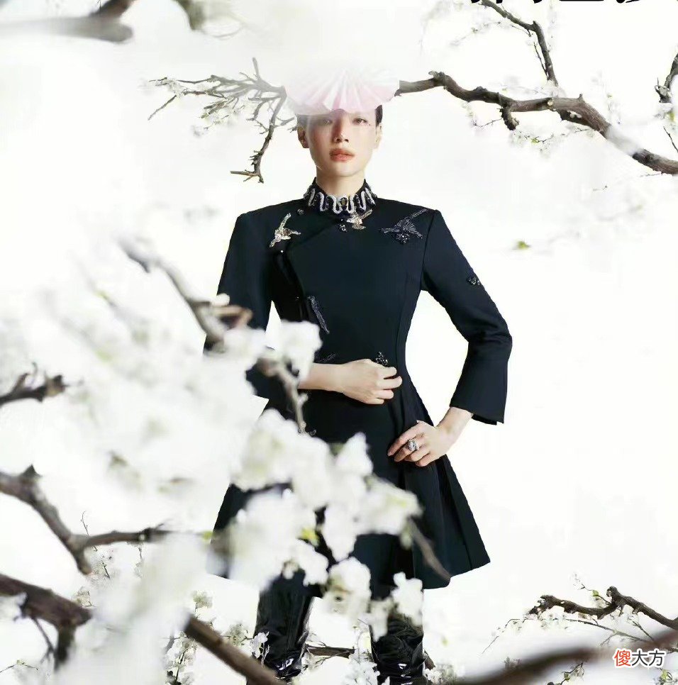 【就爱时尚】46岁舒淇戴豪华珠宝，修身长裙风情万种，美得好高级！