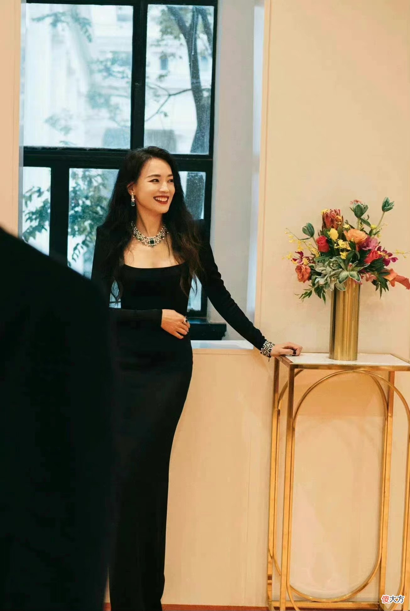 【就爱时尚】46岁舒淇戴豪华珠宝，修身长裙风情万种，美得好高级！