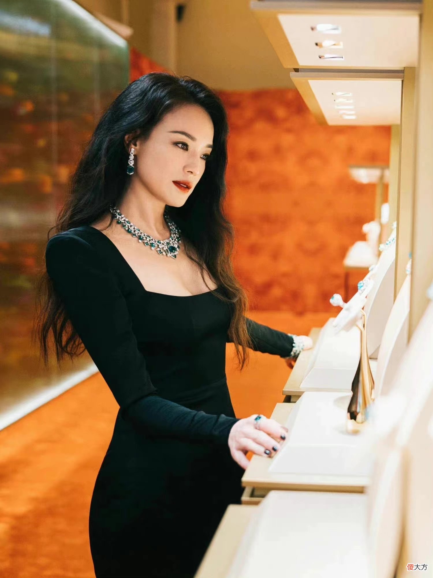 【就爱时尚】46岁舒淇戴豪华珠宝，修身长裙风情万种，美得好高级！