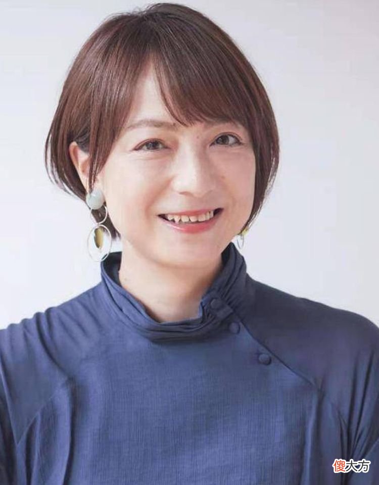【就爱时尚】50岁女人该有的打扮：妆容精致、发型减龄、穿衣得体，优雅又高级