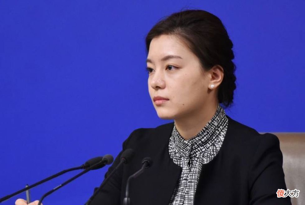 【时尚一点】“最美外交翻译”张京：妆发精致干练，西装穿搭得体，气质好优雅