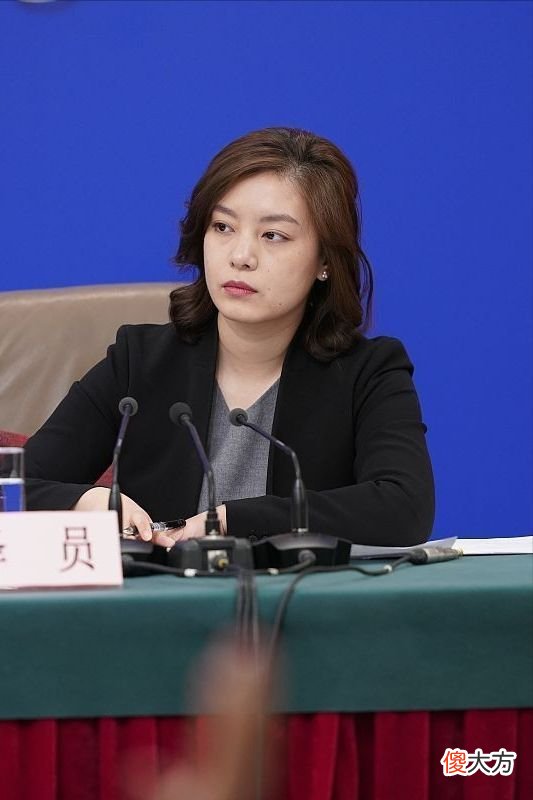【时尚一点】“最美外交翻译”张京：妆发精致干练，西装穿搭得体，气质好优雅