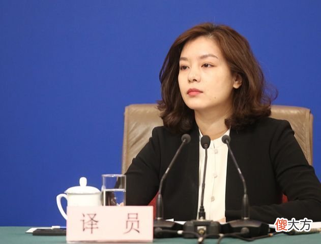 【时尚一点】“最美外交翻译”张京：妆发精致干练，西装穿搭得体，气质好优雅