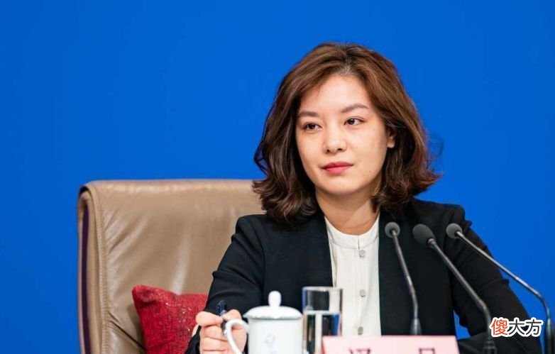 【时尚一点】“最美外交翻译”张京：妆发精致干练，西装穿搭得体，气质好优雅