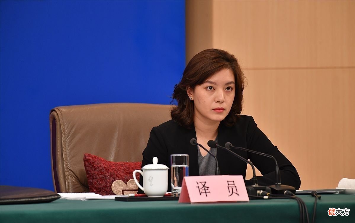 【时尚一点】“最美外交翻译”张京：妆发精致干练，西装穿搭得体，气质好优雅
