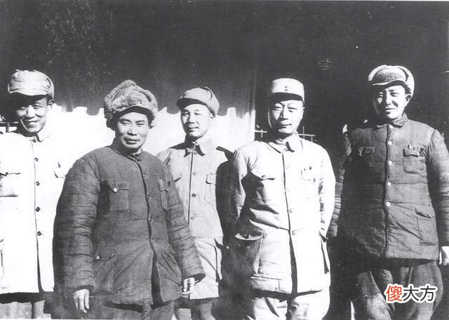 【爱历史】杨成武正吃饭，隔壁屋子一声巨响，杨成武：从未见过这么多金子