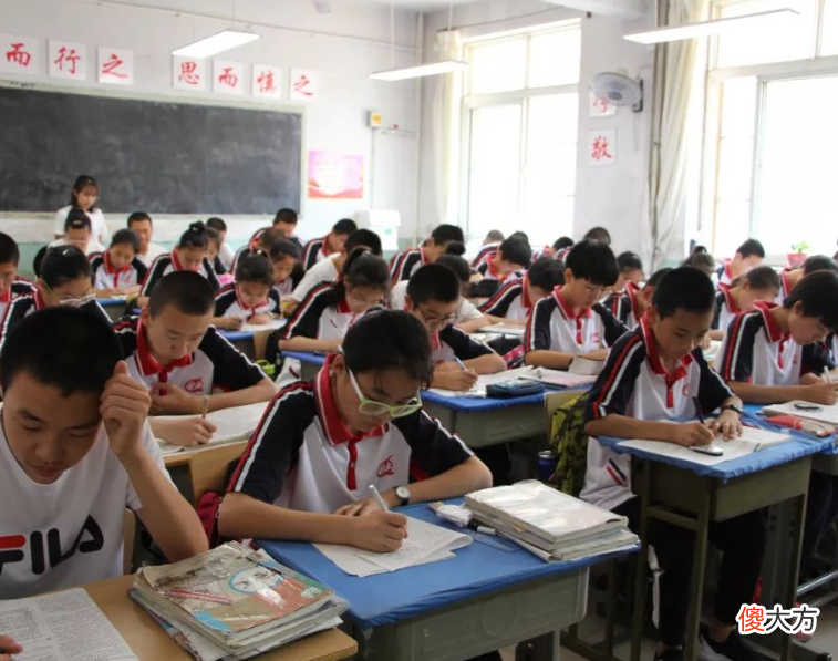 若学生经常说谎，父母不要盲目责罚，最好使用正确的方法进行教育