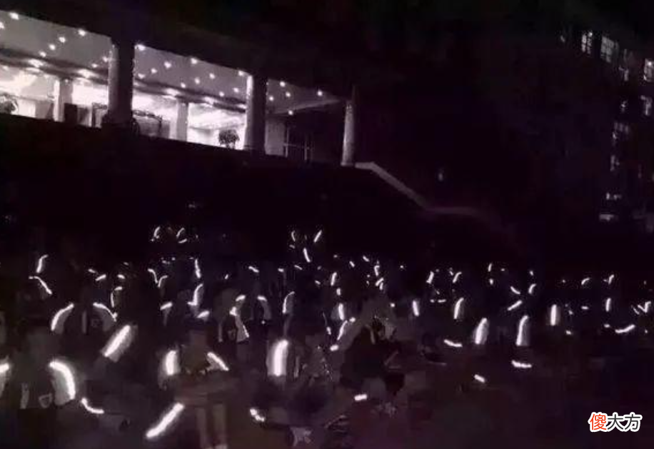 校长“定制校服”火了，不能帮助孩子学习，却能防止早恋