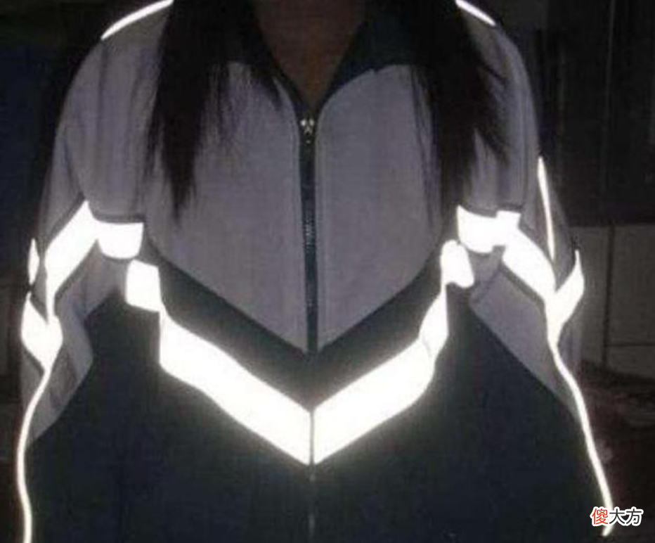 校长“定制校服”火了，不能帮助孩子学习，却能防止早恋