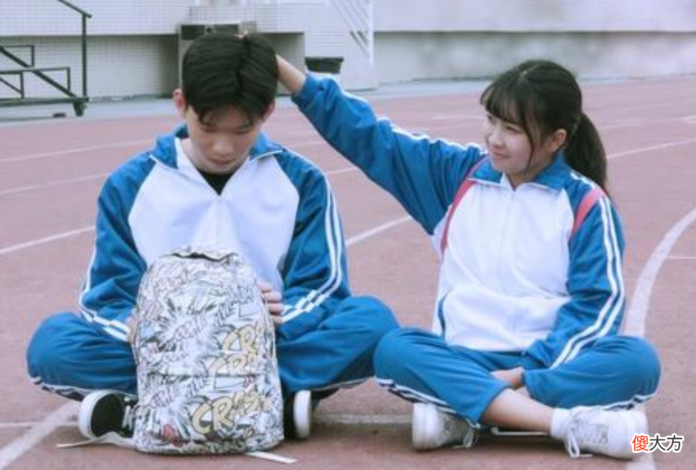 校长“定制校服”火了，不能帮助孩子学习，却能防止早恋