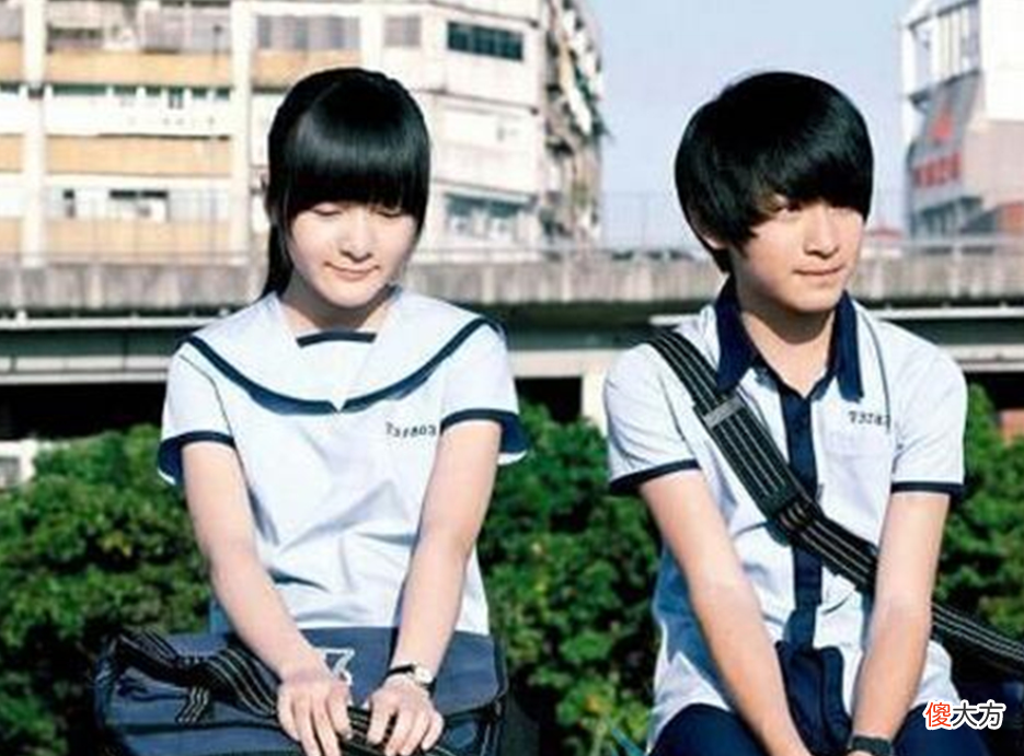 校长“定制校服”火了，不能帮助孩子学习，却能防止早恋