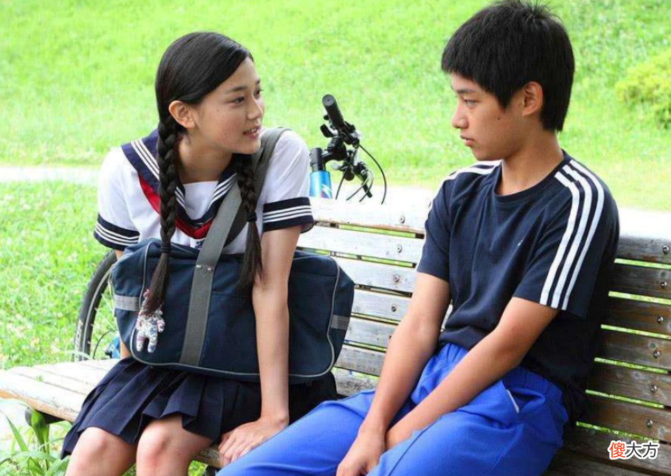 校长“定制校服”火了，不能帮助孩子学习，却能防止早恋