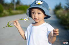 2-3岁宝宝“鬼见愁”，爸妈头疼伤脑筋，带你破解孩子的4个怪行为